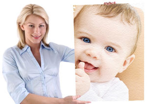 Glückliche Frau mit Leinwandfoto auf dem ein Babygesicht zu sehen ist Glückliche Frau mit Leinwandfoto auf dem ein Babygesicht zu sehen ist